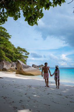 Similan Adaları Phuket, Tayland 'da palmiye ağaçları ve mavi okyanusla tropikal beyaz plaj