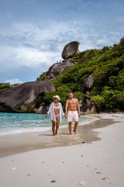 Similan Adaları Phuket, Tayland 'da palmiye ağaçları ve mavi okyanusla tropikal beyaz plaj