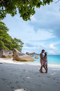 Similan Adaları Phuket, Tayland 'da palmiye ağaçları ve mavi okyanusla tropikal beyaz plaj