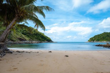 Yanui plajı Phuket Tayland, Tayland 'da mavi okyanuslu tropikal plaj