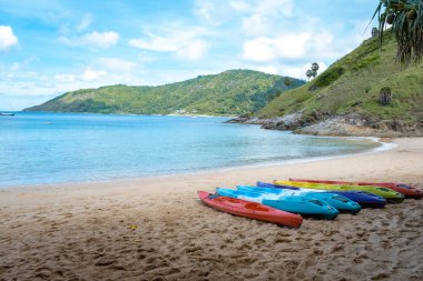 Yanui plajı Phuket Tayland, Tayland 'da mavi okyanuslu tropikal plaj