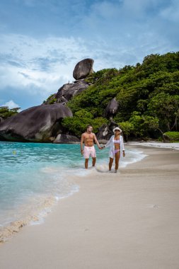 Similan Adaları Phuket, Tayland 'da palmiye ağaçları ve mavi okyanusla tropikal beyaz plaj