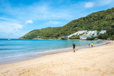 Nai Han plajı Phuket Tayland, Tayland 'da beyaz kumlu ve plaj yataklı tropikal plaj.