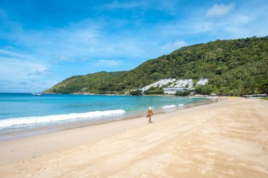 Nai Han plajı Phuket Tayland, Tayland 'da beyaz kumlu ve plaj yataklı tropikal plaj.