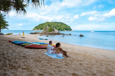 Yanui plajı Phuket Tayland, Tayland 'da mavi okyanuslu tropikal plaj