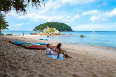 Yanui plajı Phuket Tayland, Tayland 'da mavi okyanuslu tropikal plaj