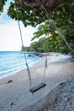 Ao Sane Ormanı plajı Phuket Tayland, Phuket 'te kayalar ve mavi okyanuslar. 