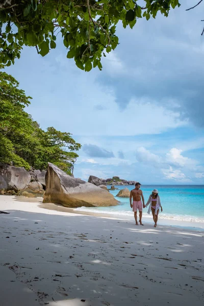 Wyspy Symilijskie Phuket, tropikalna biała plaża z palmami i błękitnym oceanem w Tajlandii — Zdjęcie stockowe