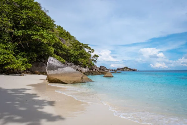 Similan Islands Phuket, playa tropical blanca con palmeras y océano azul en Tailandia —  Fotos de Stock