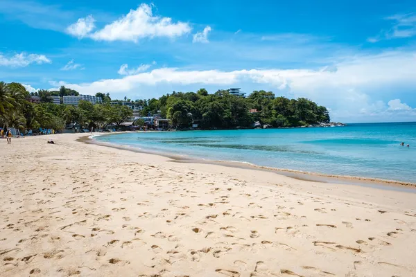 Kata Beach Phuket Tailandia, playa tropical con arena blanca dorada y palmeras en Tailandia —  Fotos de Stock