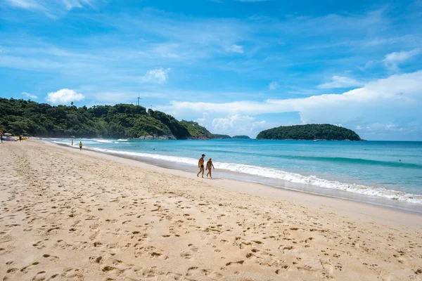 Nai Han Strand Phuket Thailand, tropischer Strand mit weißem Sand und Liegen in Thailand Phuket — Stockfoto