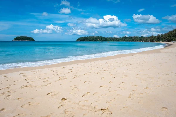 Kata Beach Phuket Thaïlande, plage tropicale avec sable blanc doré et palmiers en Thaïlande — Photo