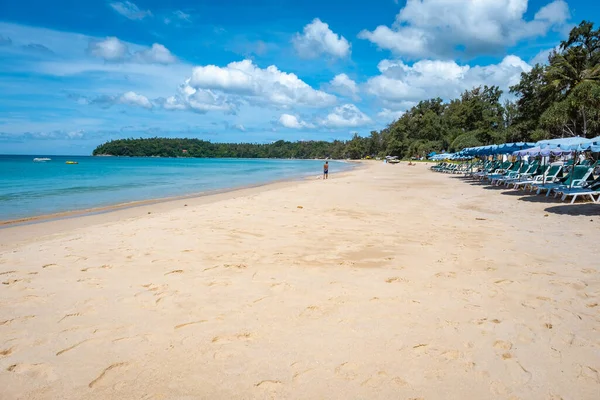 Kata Beach Phuket Thailand, tropischer Strand mit weißem goldenem Sand und Palmen in Thailand — Stockfoto