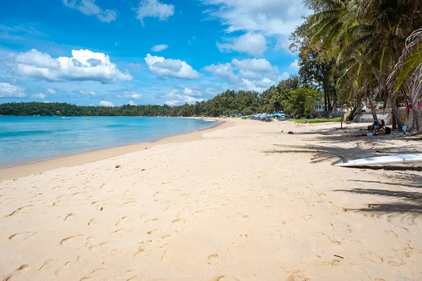 Kata Beach Phuket Thailand, tropischer Strand mit weißem goldenem Sand und Palmen in Thailand — Stockfoto