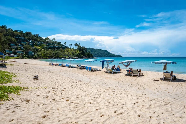 Kata Beach Phuket Thailand, tropischer Strand mit weißem goldenem Sand und Palmen in Thailand — Stockfoto