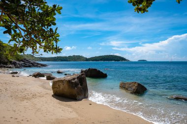Ao Sane Ormanı plajı Phuket Tayland, Phuket 'te kayalar ve mavi okyanuslar. 