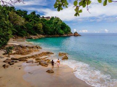 Banana Beach, Phuket, Tayland, Tayland, Phuket Adası 'nda palmiye ağaçları olan güzel bir tropikal plaj Choeng Thale, Thalang, Phuket Eyaleti, Tayland.