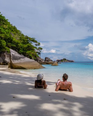 Similan Adaları Phuket, Tayland 'da palmiye ağaçları ve mavi okyanusla tropikal beyaz plaj