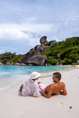 Similan Adaları Phuket, Tayland 'da palmiye ağaçları ve mavi okyanusla tropikal beyaz plaj