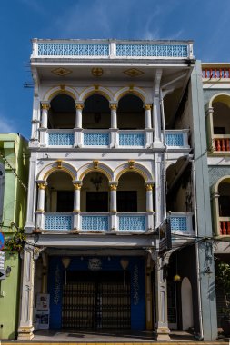Phuket kasabası, güneşli bir sabahta Portekiz tarzı Romanca olan Phuket Town 'da renkli binalarla dolu bir cadde. Çin Mahallesi ya da eski kasaba da denir.