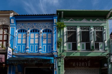 Phuket kasabası, güneşli bir sabahta Portekiz tarzı Romanca olan Phuket Town 'da renkli binalarla dolu bir cadde. Çin Mahallesi ya da eski kasaba da denir.