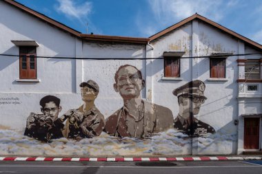 Phuket kasabası, güneşli bir sabahta Portekiz tarzı Romanca olan Phuket Town 'da renkli binalarla dolu bir cadde. Çin Mahallesi ya da eski kasaba da denir.