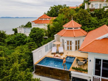 Phuket Tayland Kasım 2021, Tayland 'da havuz villası olan lüks bir tatil köyü. Yağmur mevsiminde bulutlu bir günde.
