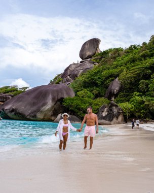 Similan Adaları Phuket, Tayland 'da palmiye ağaçları ve mavi okyanusla tropikal beyaz plaj