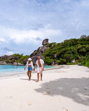 Similan Adaları Phuket, Tayland 'da palmiye ağaçları ve mavi okyanusla tropikal beyaz plaj