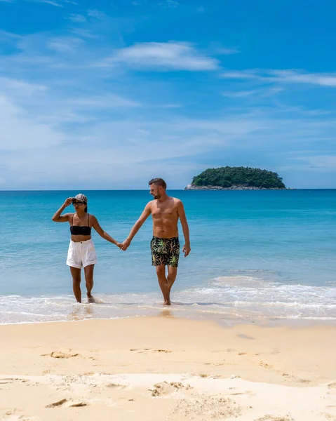 Kata Beach Phuket Tailândia, praia tropical com areia dourada branca e palmeiras na Tailândia — Fotografia de Stock