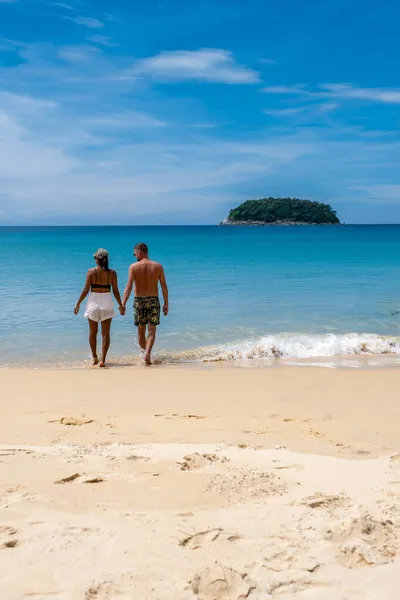 カタビーチプーケットタイ、タイの白い黄金の砂とヤシの木と熱帯ビーチ — ストック写真