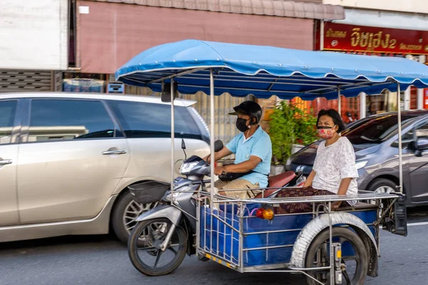 Phuket Altstadt an einem sonnigen Morgen mit bunten Gebäuden Straße im portugiesischen Stil Romani in Phuket Stadt. Auch Chinatown oder Altstadt genannt — Stockfoto