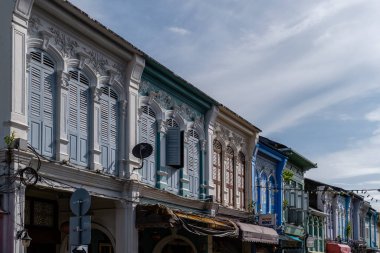 Phuket kasabası, güneşli bir sabahta Portekiz tarzı Romanca olan Phuket Town 'da renkli binalarla dolu bir cadde. Çin Mahallesi ya da eski kasaba da denir.
