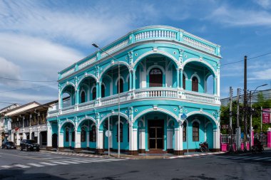 Phuket kasabası, güneşli bir sabahta Portekiz tarzı Romanca olan Phuket Town 'da renkli binalarla dolu bir cadde. Çin Mahallesi ya da eski kasaba da denir.