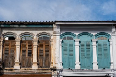 Phuket kasabası, güneşli bir sabahta Portekiz tarzı Romanca olan Phuket Town 'da renkli binalarla dolu bir cadde. Çin Mahallesi ya da eski kasaba da denir.