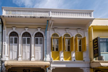 Phuket kasabası, güneşli bir sabahta Portekiz tarzı Romanca olan Phuket Town 'da renkli binalarla dolu bir cadde. Çin Mahallesi ya da eski kasaba da denir.