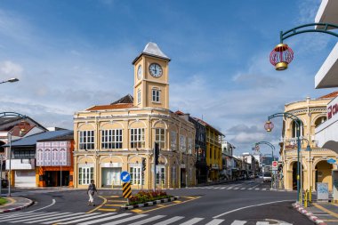 Phuket kasabası, güneşli bir sabahta Portekiz tarzı Romanca olan Phuket Town 'da renkli binalarla dolu bir cadde. Çin Mahallesi ya da eski kasaba da denir.