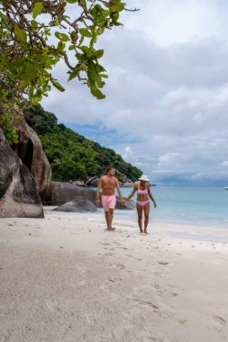 Similan Adaları Phuket, Tayland 'da palmiye ağaçları ve mavi okyanusla tropikal beyaz plaj