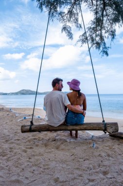 Bang Tao Sahili Phuket Tayland, Tayland 'da palmiye ağaçları ve altın kumları olan plaj.