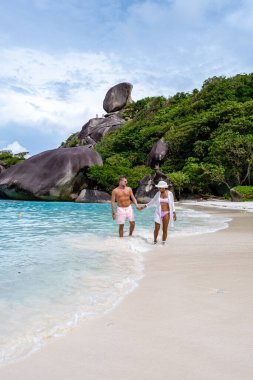 Similan Adaları Phuket, Tayland 'da palmiye ağaçları ve mavi okyanusla tropikal beyaz plaj