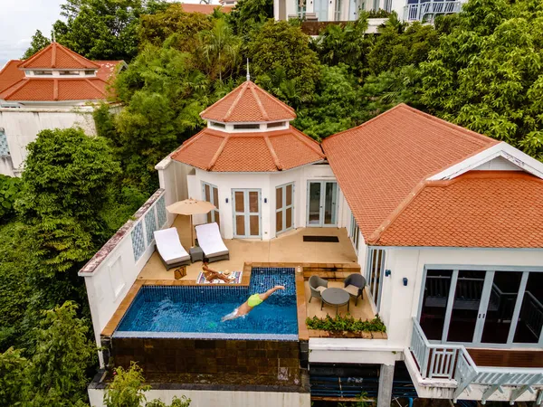 Phuket Thailand november 2021, luxe resort met zwembad villa in Thailand op een bewolkte dag tijdens het regenseizoen — Stockfoto