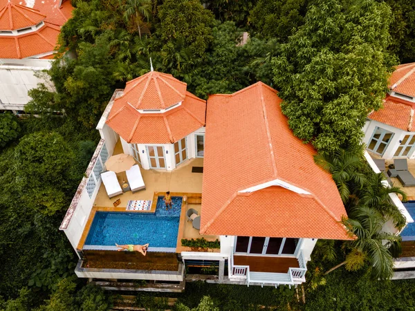 Phuket Thajsko listopad 2021, luxusní resort s bazénem vily v Thajsku v zamračený den během dešťové sezóny — Stock fotografie