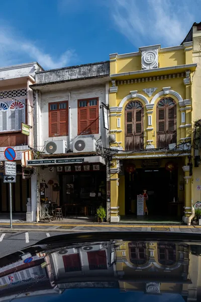 Phuket Altstadt an einem sonnigen Morgen mit bunten Gebäuden Straße im portugiesischen Stil Romani in Phuket Stadt. Auch Chinatown oder Altstadt genannt — Stockfoto