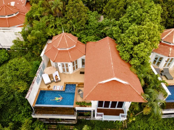 Phuket Thaïlande Novembre 2021, complexe de luxe avec piscine villa en Thaïlande par une journée nuageuse pendant la saison des pluies — Photo