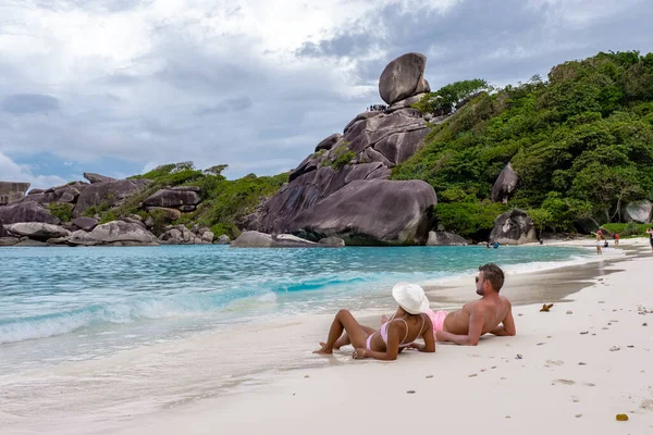 Similan Adaları Phuket, Tayland 'da palmiye ağaçları ve mavi okyanusla tropikal beyaz plaj — Stok fotoğraf