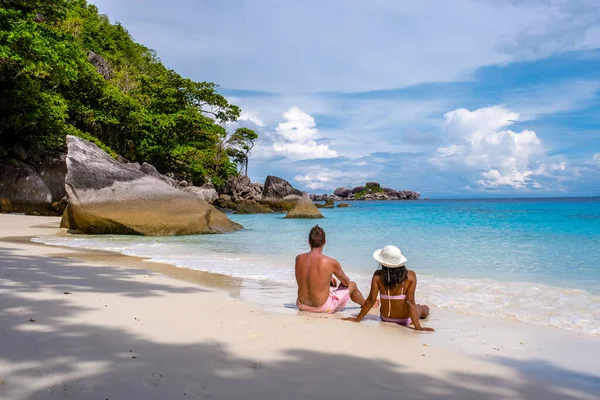 Similan Islands Phuket, plage de sable blanc tropical avec palmiers et océan bleu en Thaïlande — Photo