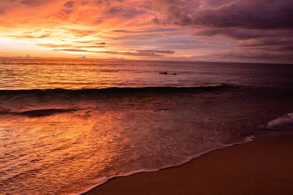 奈森海公共海滩。泰国普吉岛,普吉岛著名的冲浪胜地,日落时分的奈顿海滩.泰国，普吉 — 图库照片