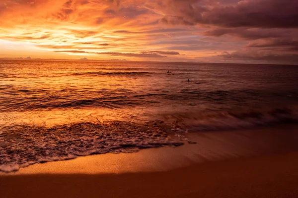 नैथन समुद्र तट सार्वजनिक समुद्र तट फुकेत, थाईलैंड, फुकेत में प्रसिद्ध सर्फ स्पॉट, सूर्यास्त पर नाइथन समुद्र तट। थाईलैंड, फुकेत — स्टॉक फ़ोटो, इमेज