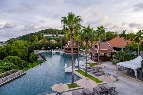 Phuket Tailandia noviembre 2021, complejo de lujo con piscina villa en Tailandia en un día nublado durante la temporada de lluvias — Foto de Stock