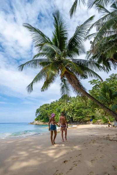 Surin stranden i Phuket, södra Thailand, Surin stranden är ett mycket känt turistmål i Phuket, Vacker strand, Utsikt över fin tropisk strand med handflator runt. Semester- och semesterkoncept. — Stockfoto